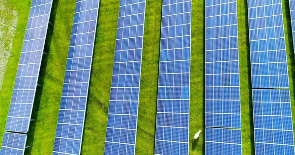 空中看到的太阳能电池板 — 图库照片