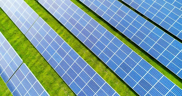 Hava görünümünde güneş panelleri