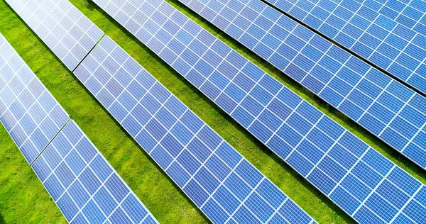 Hava görünümünde güneş panelleri