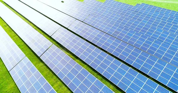 Hava görünümünde güneş panelleri