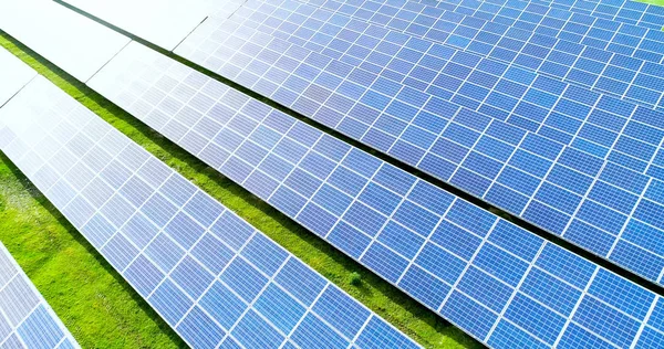 Hava görünümünde güneş panelleri