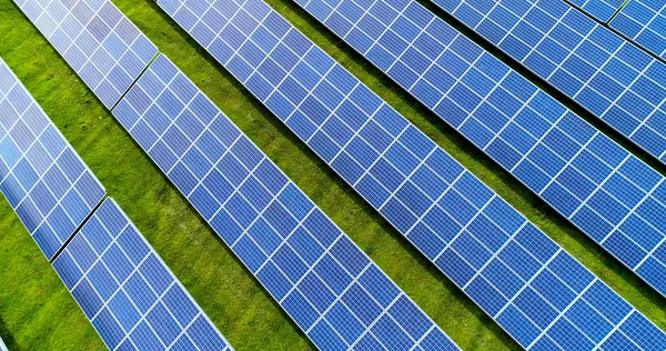 Hava görünümünde güneş panelleri