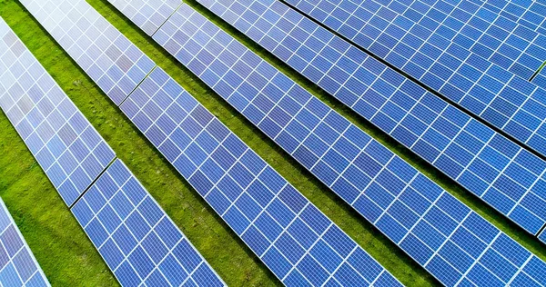 Hava görünümünde güneş panelleri