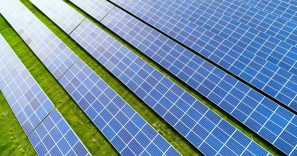 Hava görünümünde güneş panelleri