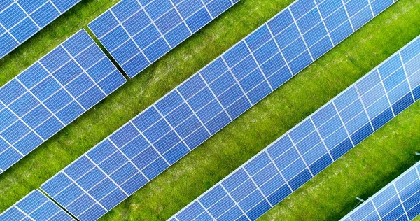 Hava görünümünde güneş panelleri
