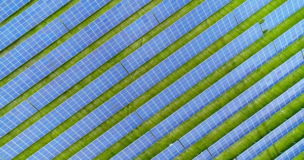 Hava görünümünde güneş panelleri