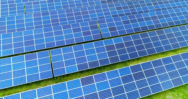 Hava görünümünde güneş panelleri