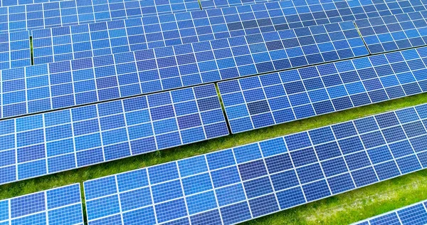 Hava görünümünde güneş panelleri