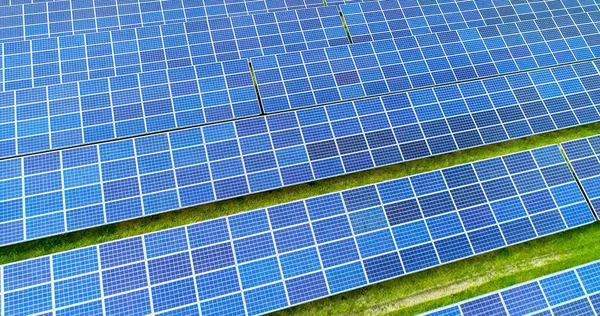 Hava görünümünde güneş panelleri