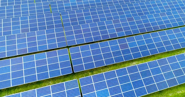 Hava görünümünde güneş panelleri