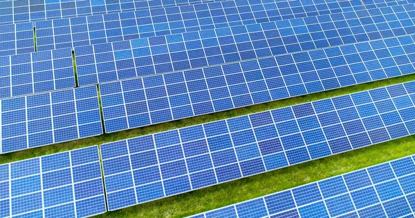 Hava görünümünde güneş panelleri