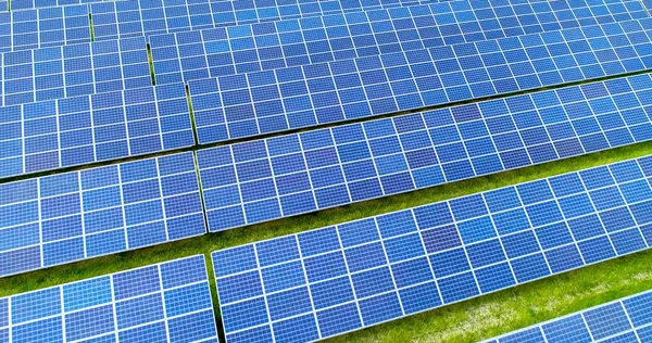 Hava görünümünde güneş panelleri