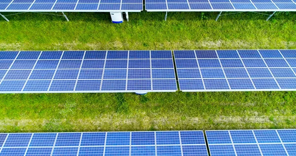 Hava görünümünde güneş panelleri