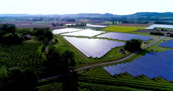 Hava görünümünde güneş panelleri