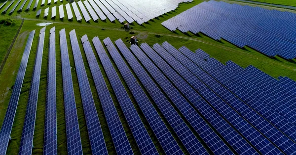 Hava görünümünde güneş panelleri