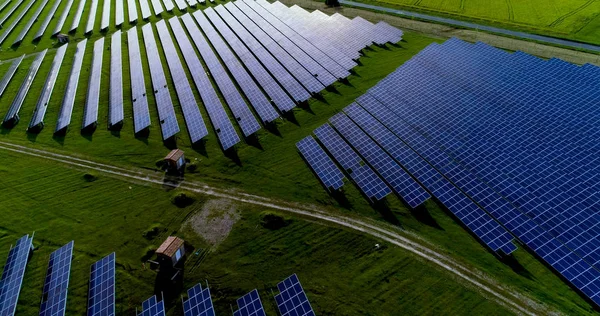 Hava görünümünde güneş panelleri