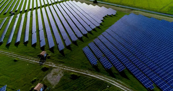 Hava görünümünde güneş panelleri
