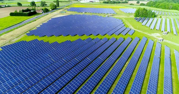 空中看到的太阳能电池板 — 图库照片