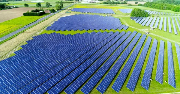 空中看到的太阳能电池板 — 图库照片