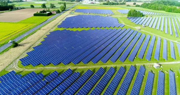 空中看到的太阳能电池板 — 图库照片