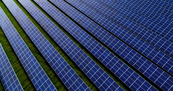 Hava görünümünde güneş panelleri