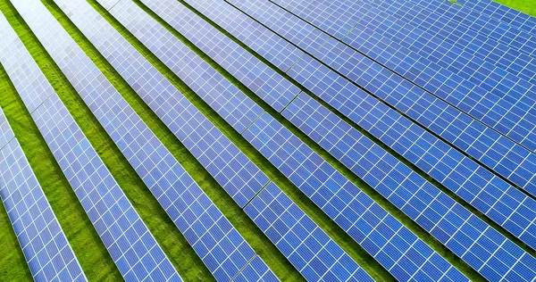 Hava görünümünde güneş panelleri