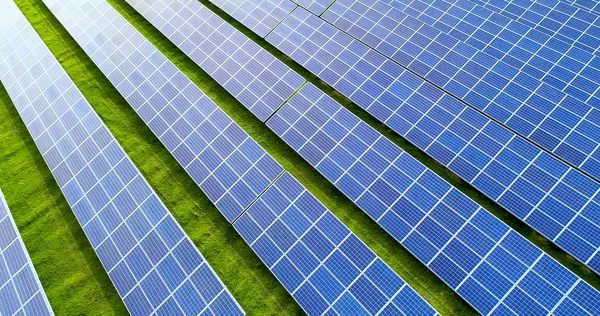 Hava görünümünde güneş panelleri