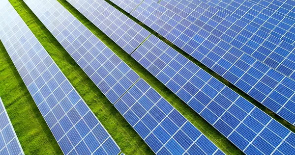 Hava görünümünde güneş panelleri