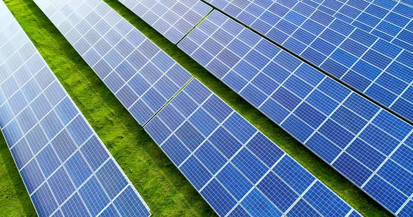 Hava görünümünde güneş panelleri