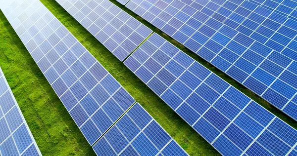 Hava görünümünde güneş panelleri