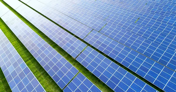 Hava görünümünde güneş panelleri