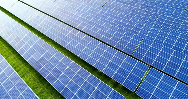 Hava görünümünde güneş panelleri