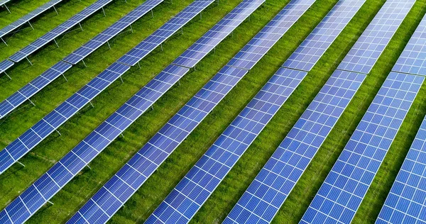 Hava görünümünde güneş panelleri