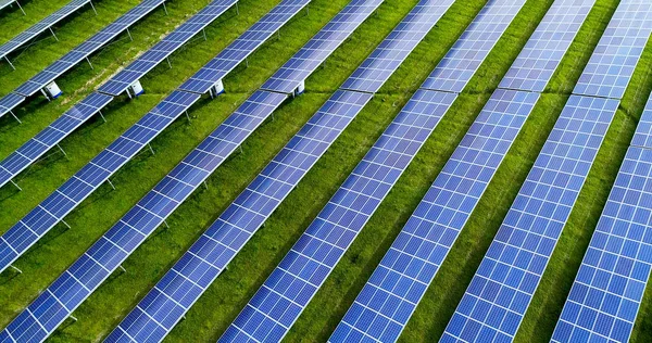 Hava görünümünde güneş panelleri