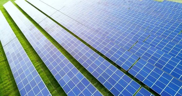 Hava görünümünde güneş panelleri