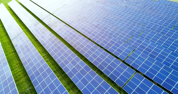 Hava görünümünde güneş panelleri