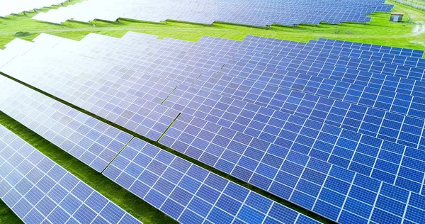 Hava görünümünde güneş panelleri