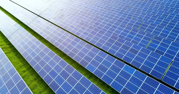 Hava görünümünde güneş panelleri