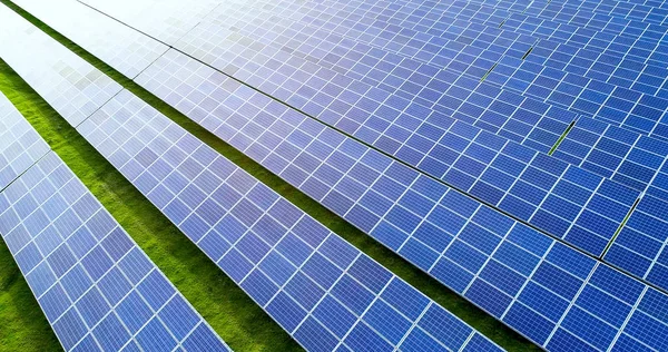 Hava görünümünde güneş panelleri