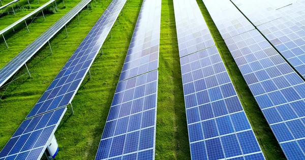 Hava görünümünde güneş panelleri