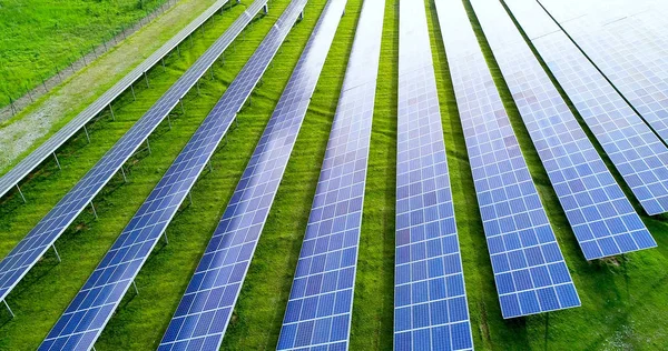 Hava görünümünde güneş panelleri