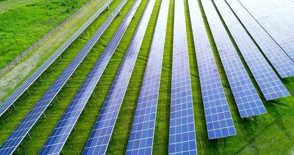 Hava görünümünde güneş panelleri