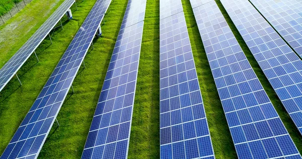 Hava görünümünde güneş panelleri
