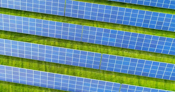 Hava görünümünde güneş panelleri