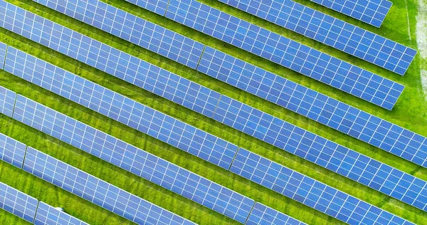 Hava görünümünde güneş panelleri