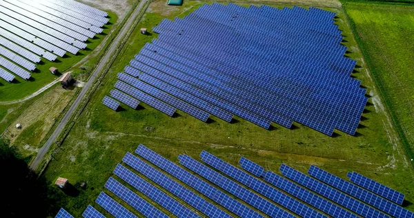 Hava görünümünde güneş panelleri