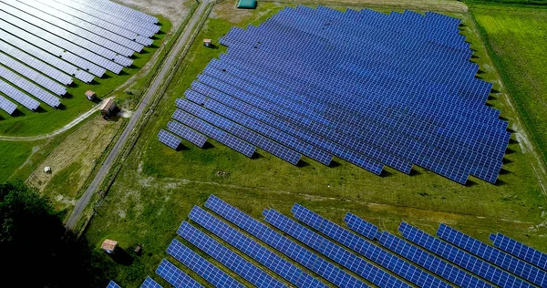 Hava görünümünde güneş panelleri