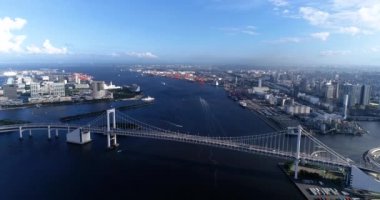 Tokyo, Japonya 'da Gökkuşağı Köprüsü ve Sumida Nehri. Bu tarihi köprü, araç trafiğinin yanı sıra birçok geçiş hattı taşır..