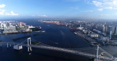 Tokyo, Japonya 'da Gökkuşağı Köprüsü ve Sumida Nehri. Bu tarihi köprü, araç trafiğinin yanı sıra birçok geçiş hattı taşır..