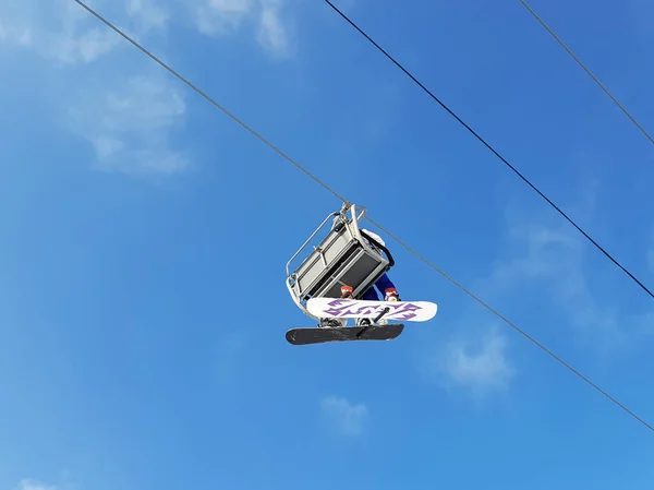 Skiërs Rijden Stoelen Omhoog Neemt Heuvel Kabelbaan — Stockfoto